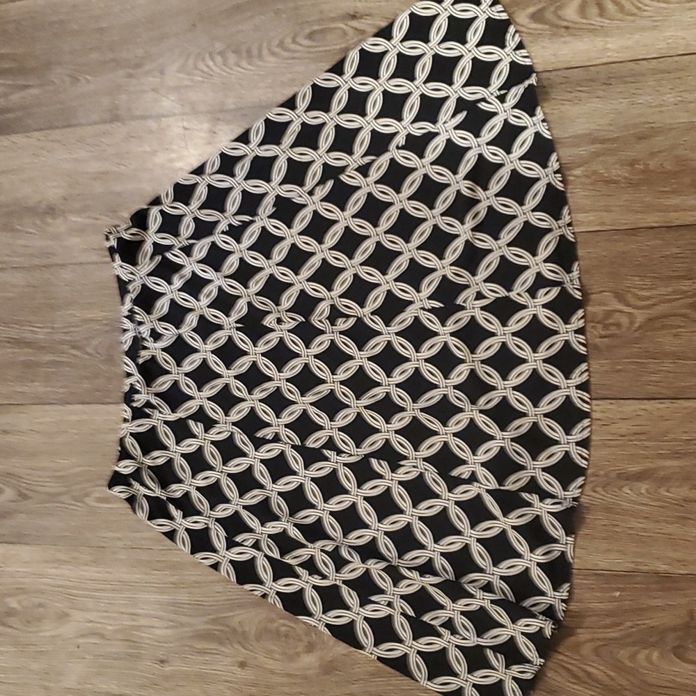 Large, chances R black and white skirt